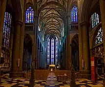 Intérieur de l'église Notre-Dame de Huy, avec ses piliers soissonnais.