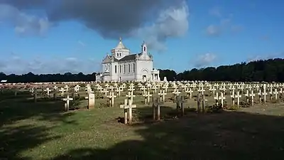 La nécropole et la chapelle.