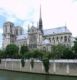Façade sud de la cathédrale précédée par le square Jean-XXIII et la Seine en 2011.