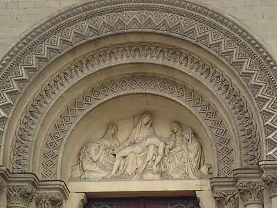 Tympan avec bas-relief représentant une pietà.