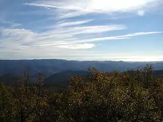 Vue vers le massif des Maures avec au fond la Méditerranée.