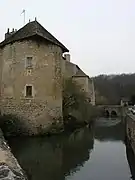 L'abbaye Saint-Junien de Nouaillé-Maupertuis et ses douves alimentée par le Miosson.