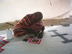 Femme brodant une khaïma