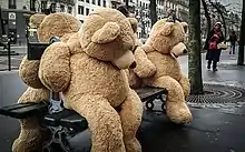 Nounours installés sur un banc de l’avenue des Gobelins à Paris