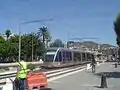 Image représentant les essais sur le boulevard Jean-Jaurès avec un tramway en circulation et un homme en gilet jaune.