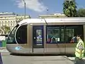 Image représentant les essais sur le boulevard Jean-Jaurès avec un tramway en circulation et un homme en gilet jaune.