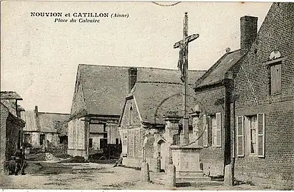 Carte postale de la place du calvaire vers 1910.