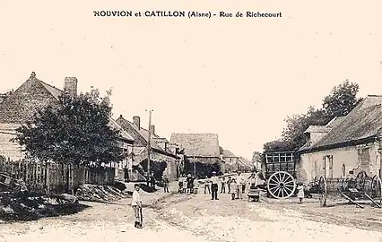 Carte postale de la rue de Richecourt vers 1910.