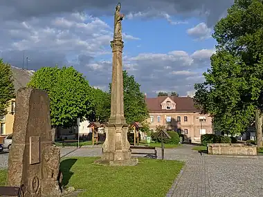 Monument aux morts et colonne mariale.