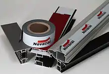 Novacel 4233: Black/white adhesive film, 70µm, for the protection of aluminium profiles, lacquered or not, 6-months outdoor resistance