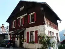 Photographie montrant le bâtiment de la mairie et de l'école