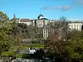 Vue sur le parc; au fond, on distingue la cathédrale Saint-Pierre