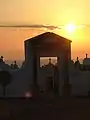 L'entrée du cimetière au coucher de soleil