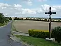 Novy-Chevrières (Ardennes), croix de chemin et vue sur Lucquy.