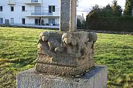 Base de la croix de cimetière.