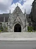 Un porche breton, de l'église Sainte-Noyale de Noyal-Pontivy (Morbihan).