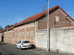 Le bâtiment des services divers.