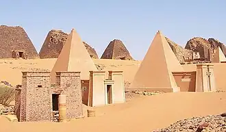 photo de plusieurs pyramides dans le sable du désert