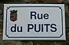 Plaque de rue arborant le blason de la commune