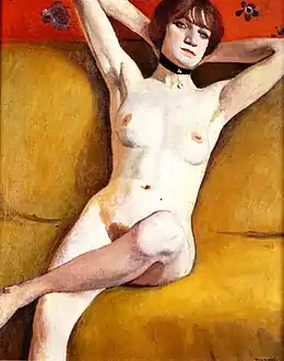 Portrait de face d'une femme nue assise sur un canapé, l'air indifférent, bras croisés derrière la tête, mollet gauche sur la cuisse droite cachant à moitié le sexe