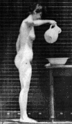 Femme nue lavant son visage, Eadweard Muybridge, 1872-1885