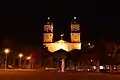 L'église paroissiale vue la nuit.