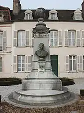 Monument à Félix Tisserand, Nuits-Saint-Georges.