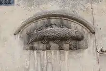 Moulage du poisson Place Monge, à Nuits-Saint-Georges, indiquant la hauteur de l'inondation