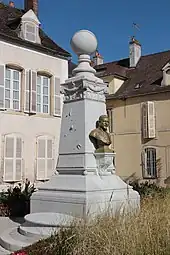 Monument en l'honneur de Félix Tisserand à Nuits-Saint-Georges, sa ville natale.