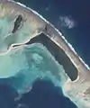Photo satellite montrant Nukufotu (îlot à gauche), Nukula'ela'e et Nukuloa (îlot au centre).