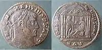 Nummus ou follis de Maxence avec la statue de Rome remettant l'orbe à l'empereur avec un captif.