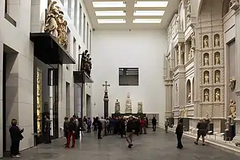 La salle du Paradis (à gauche, les trois portes du baptistère Saint-Jean ; à droite, reconstitution de la façade de Santa Maria del Fiore en 1587.