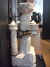 Un assemblage de morceaux d'une sculpture en pierre blanche.