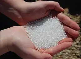 Granulés plastiques blancs de forme ovoïde.