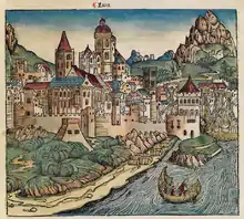 Dessin en couleurs montrant une ville située entre une rivière et des collines, ceinte de murailles et comptant plusieurs clochers.