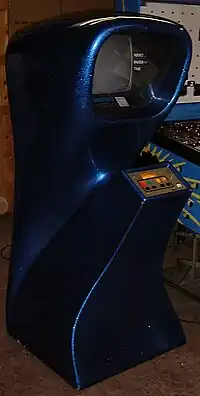 Borne d'arcade Computer Space : meuble de couleur bleue, avec un écran.