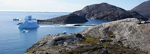 Panorama des rives de Nuussuaq, village dans lequel se trouvent 6 sites saqqaquiens.