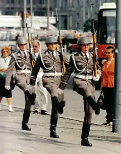 Gardes d'honneur de la Nationale Volksarmee d'Allemagne de l'Est armés de SKS devant le Neue Wache à Berlin sur l'avenue Unter den Linden.