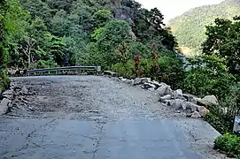 Gorges de Nyalam après Zhangmu : effondrement de la route (très fréquent en période de  pluies).