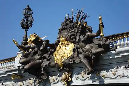 Nymphes de la Neva (1900), clé du pont Alexandre-III à Paris.