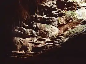 Fustanelle dans la grotte Vari.