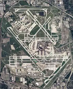 Vue satellite de l'aéroport (2011).