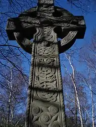 Photo d'une croix celtique en pierre.