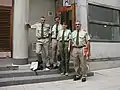 Employés de l'Office national des forêts en vestiaire B (chemise verte, cravate vert forestier et pantalon à pince beige) devant le palais de justice.