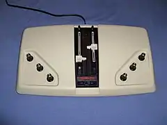 Console de jeu vidéo blanche.