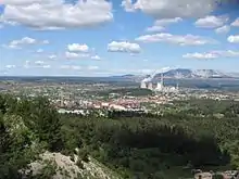 Vue sur Gardanne et ses usines, en arrière-plan la Montagne Sainte-Victoire (Samuel ROBERT, avril 2009, terril des Molx)