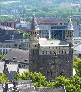 Vue aérienne de la basilique, qui donne sur la place Notre-Dame.