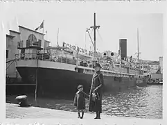 Le port en 1941, le Gouverneur général Tirman devant la gare de la Compagnie de navigation mixte.