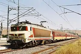 Locomotive E-1301 en tête d'un train de voyageurs.