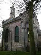 Chapelle monumen-tale jouxtant le cimetière.